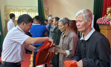  Trao quà cho hộ dân hoàn cảnh khó khăn bị ảnh hưởng do bão lụt